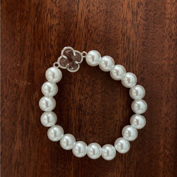 Jewelry - Pearl bracelet with clover accent